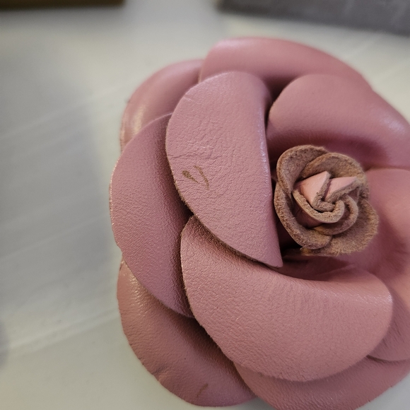 Lane Bryant Pink Leather Floral Pin NWT - Picture 3 of 5